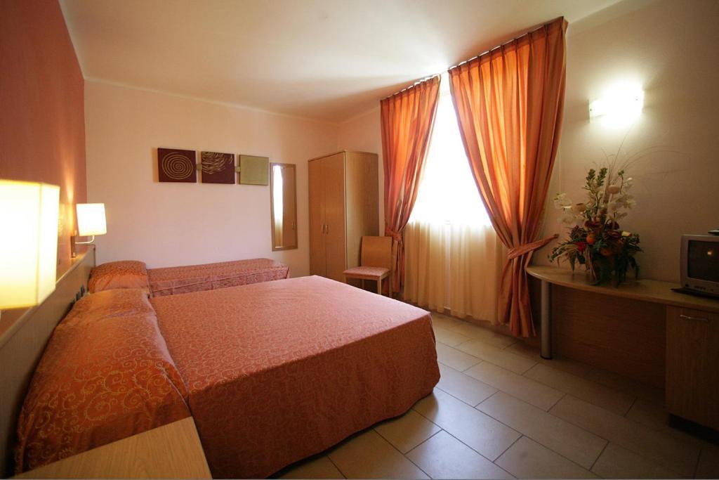 Hotel Tenda Rossa Marina Di Carrara Quarto foto