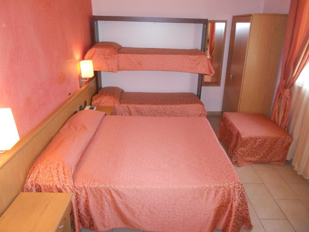 Hotel Tenda Rossa Marina Di Carrara Quarto foto